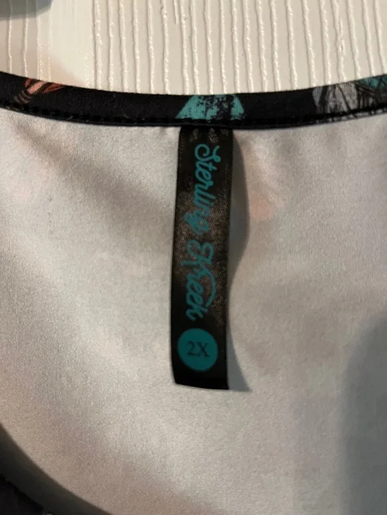 Sterling Kreek Women’s Black Southwestern Print Short Sleeve Top - Picture 2 of 3